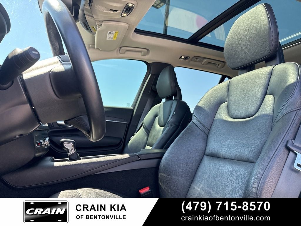 2020 Volvo XC90 T6 Momentum - AWD / PANORAMIC SUNROOF