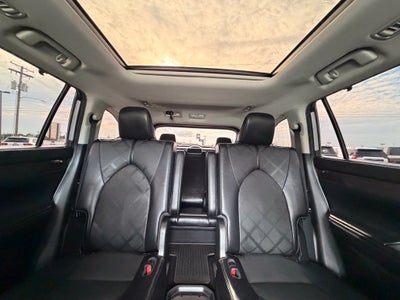 2022 Toyota Highlander Platinum *Platinum Pkg/Pano Roof/Pano View Mirrors