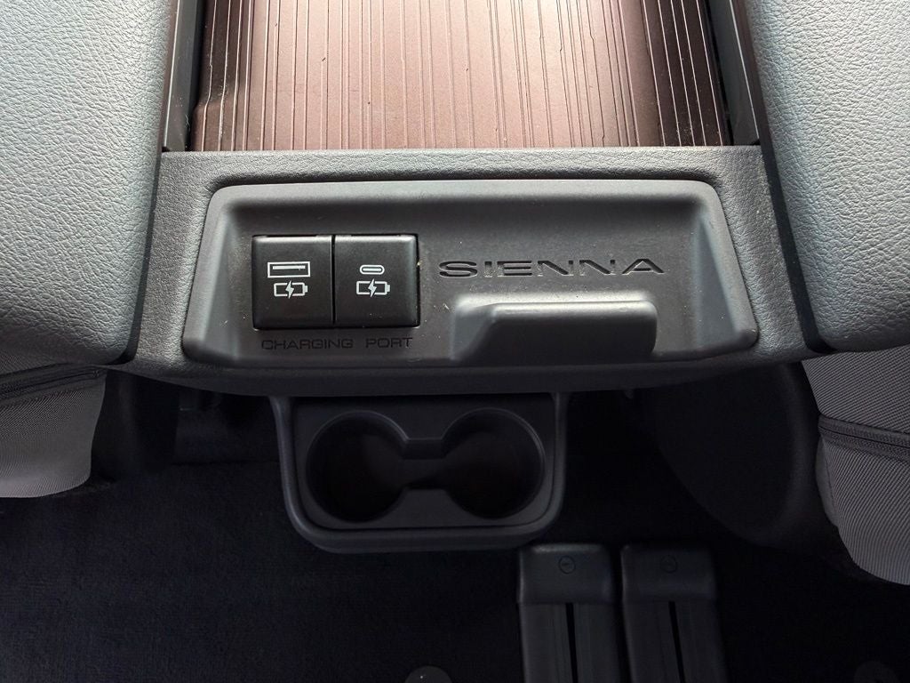 2022 Toyota Sienna LE 8 Passenger