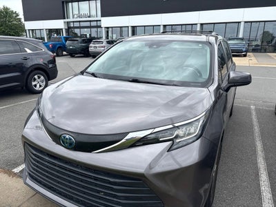 2022 Toyota Sienna LE 8 Passenger