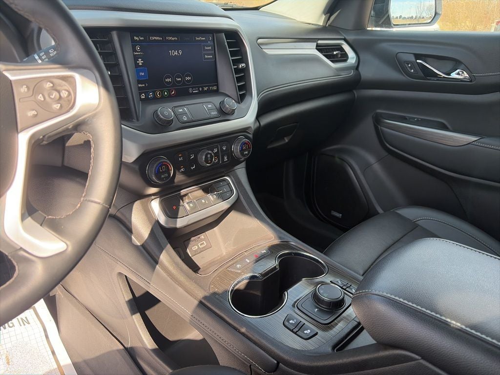 2023 GMC Acadia SLT CLEAN CARFAX LOW MILES!!