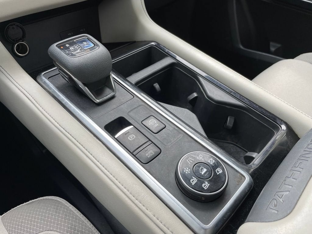 2022 Nissan Pathfinder SV