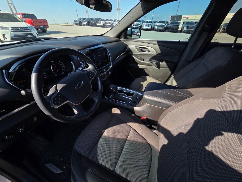 2022 Chevrolet Traverse LT Cloth